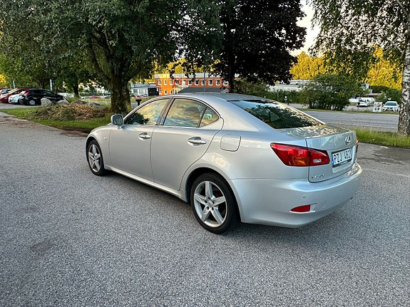 Lexus IS220d 3 of 6