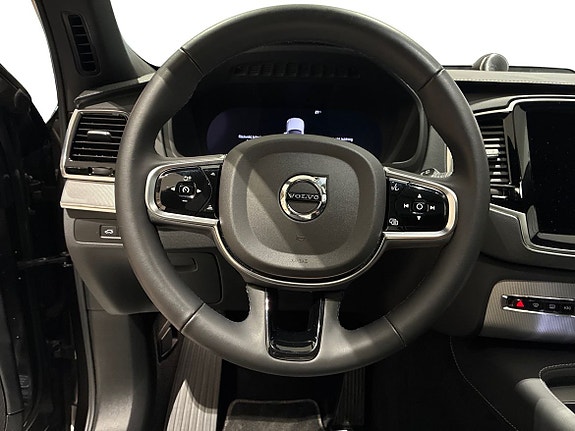 Volvo XC90 10 of 18