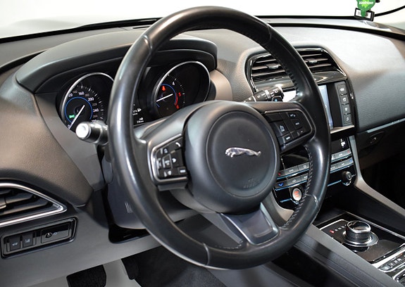 Jaguar F-PACE 8 of 20