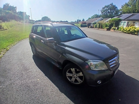 Mercedes-Benz GLK320 2 of 5