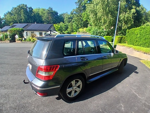 Mercedes-Benz GLK320 3 of 5
