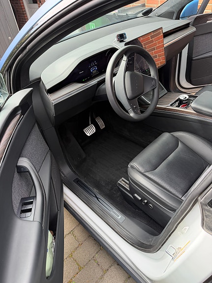 Tesla Model X 7 of 9