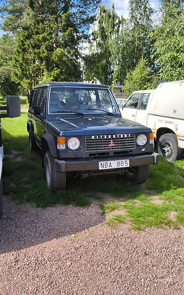 Mitsubishi Pajero 2 of 4