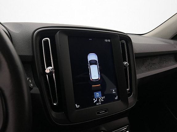Volvo XC40 17 of 30