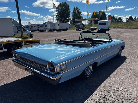 Ford Galaxie 3 of 5