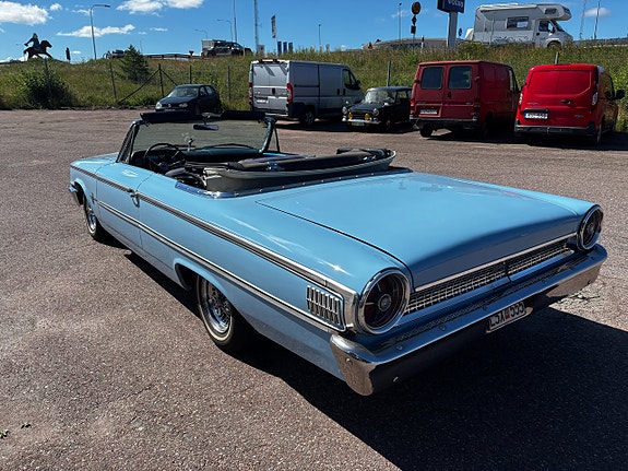 Ford Galaxie 4 of 5