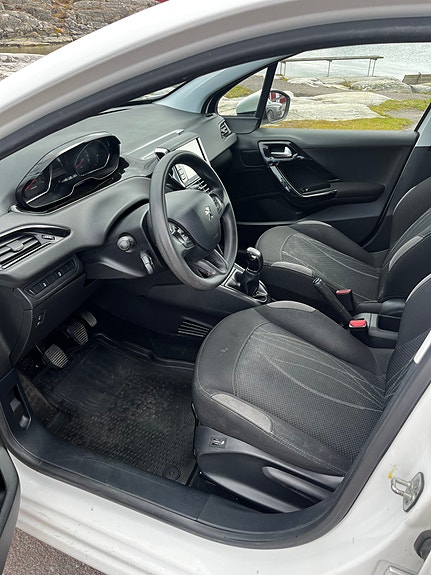 Peugeot 208 3 of 5