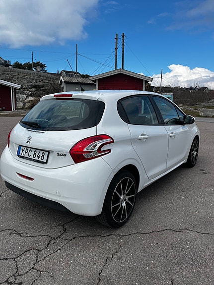 Peugeot 208 2 of 5
