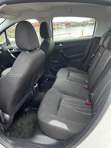 Peugeot 208 4 of 5