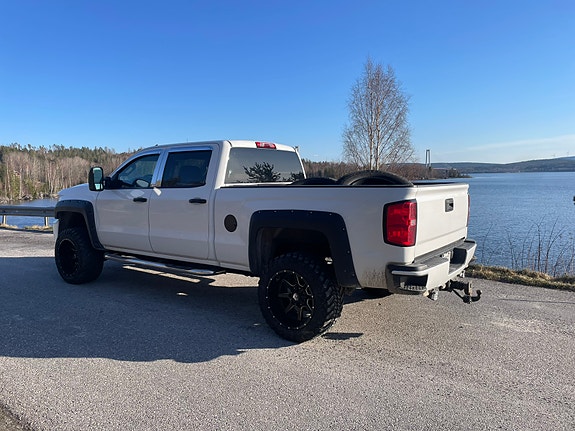 Chevrolet Silverado 2500 2 of 5