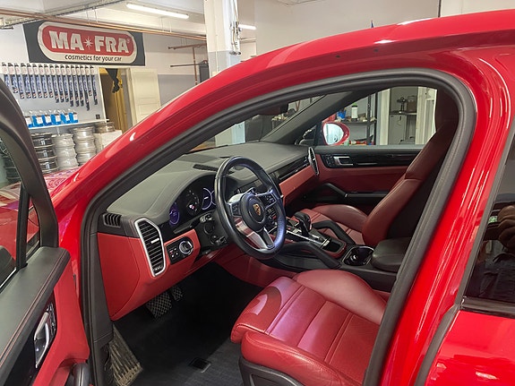 Porsche Cayenne 3 of 4