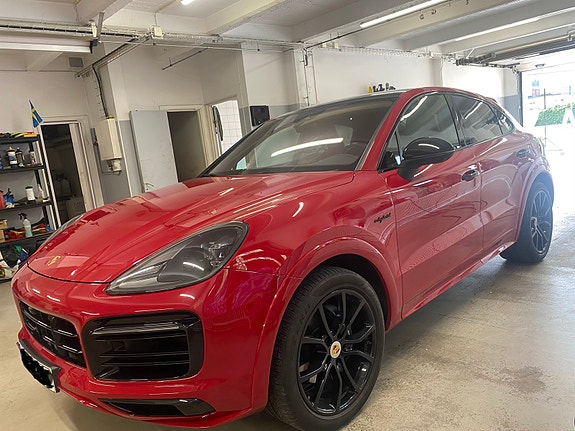 Porsche Cayenne 2 of 4