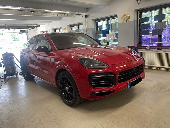 Porsche Cayenne 4 of 4