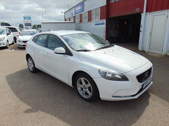 Volvo V40 2 of 11