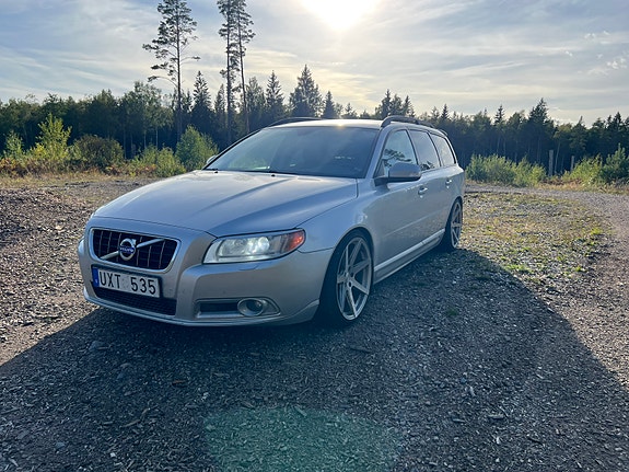 Volvo V70 2 of 11