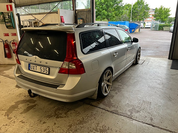 Volvo V70 2 of 5