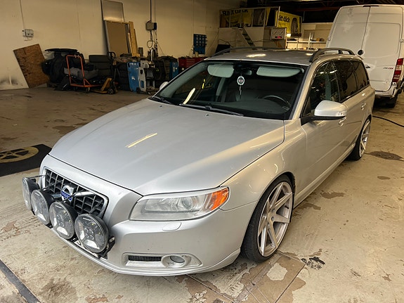 Volvo V70 3 of 5