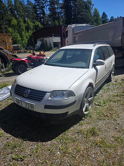 Volkswagen Passat 2 of 2