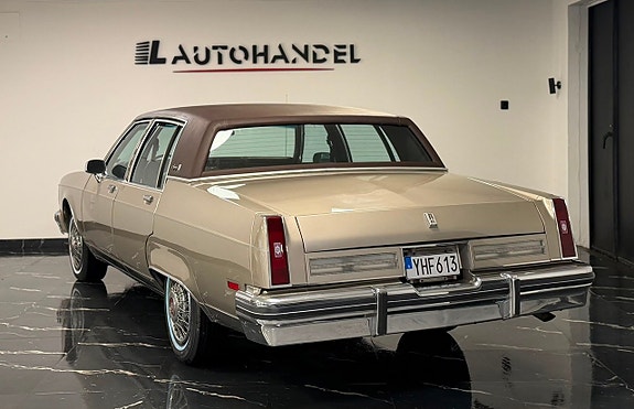Oldsmobile Ninety-Eight 4 of 18