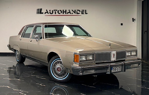 Oldsmobile Ninety-Eight 3 of 18