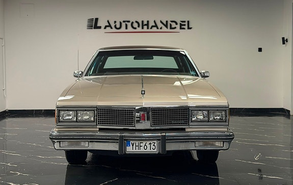 Oldsmobile Ninety-Eight 2 of 18