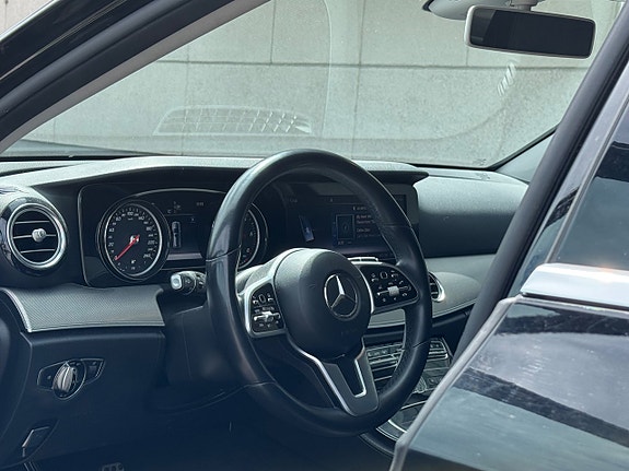 Mercedes-Benz E200 4 of 14