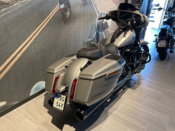 Harley-Davidson CVO STREETGLIDE 9 of 11