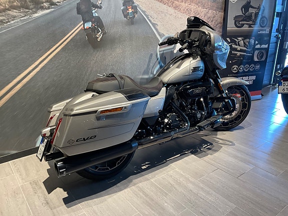 Harley-Davidson CVO STREETGLIDE 2 of 11