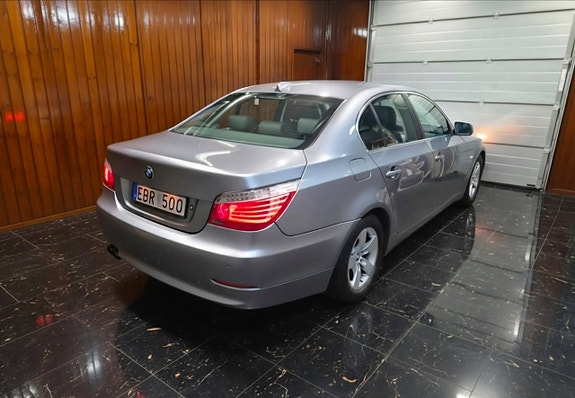BMW 523i 3 of 5