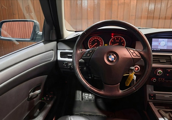 BMW 523i 9 of 30