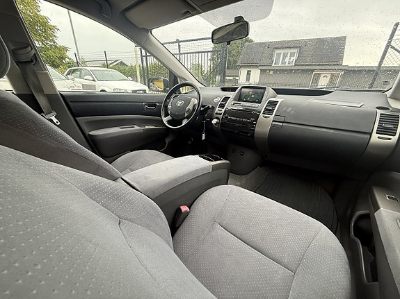 Toyota Prius 12 of 13