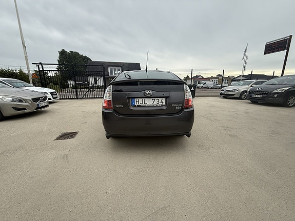 Toyota Prius 8 of 13