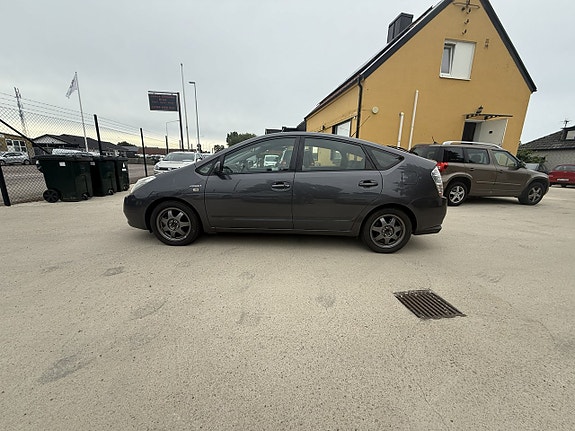 Toyota Prius 5 of 13