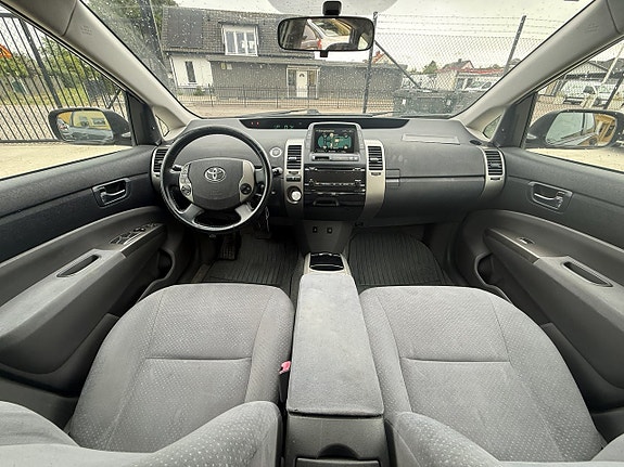 Toyota Prius 9 of 13