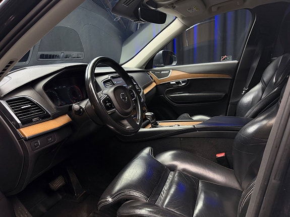 Volvo XC90 11 of 30