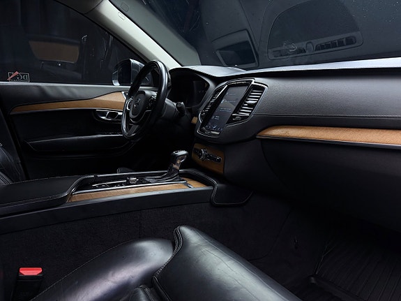 Volvo XC90 14 of 30