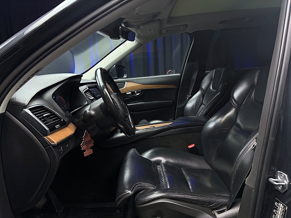 Volvo XC90 10 of 30