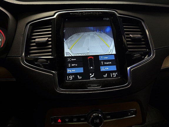 Volvo XC90 30 of 30