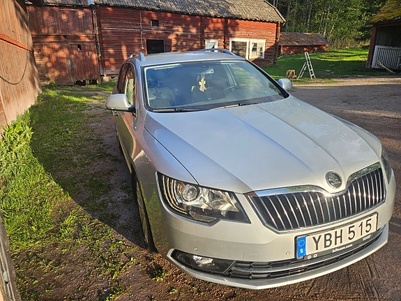 Skoda Superb 2 of 3