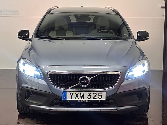 Volvo V40 Cross Country 2 of 5