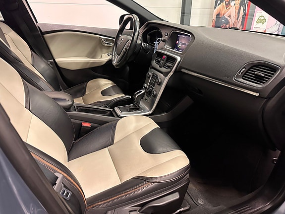 Volvo V40 Cross Country 12 of 27