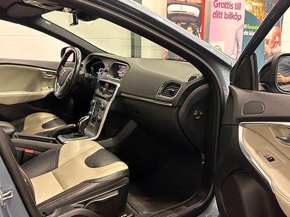 Volvo V40 Cross Country 13 of 27