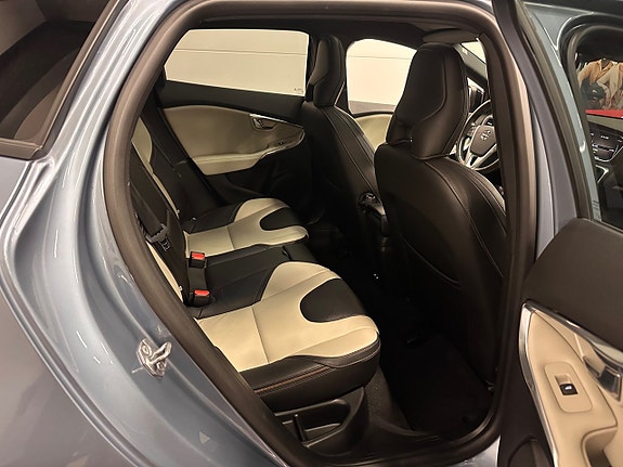 Volvo V40 Cross Country 14 of 27