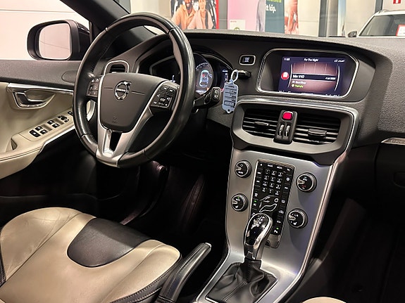 Volvo V40 Cross Country 15 of 27