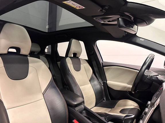 Volvo V40 Cross Country 11 of 27