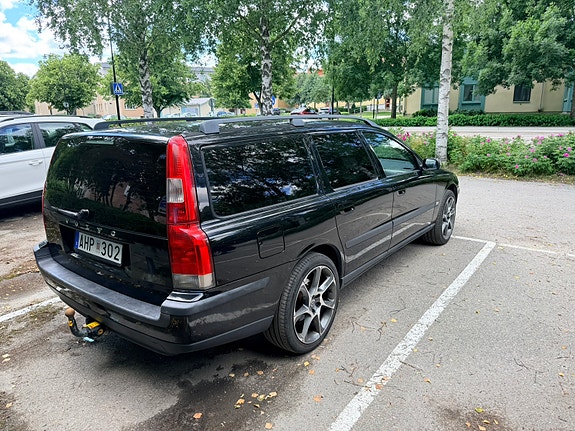 Volvo V70 3 of 5