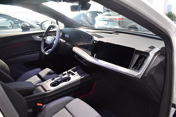 Audi Q4 e-tron 6 of 9