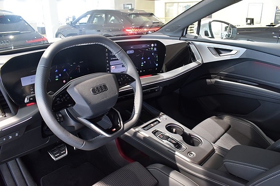 Audi Q4 e-tron 4 of 5