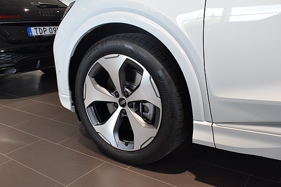 Audi Q4 e-tron 3 of 5