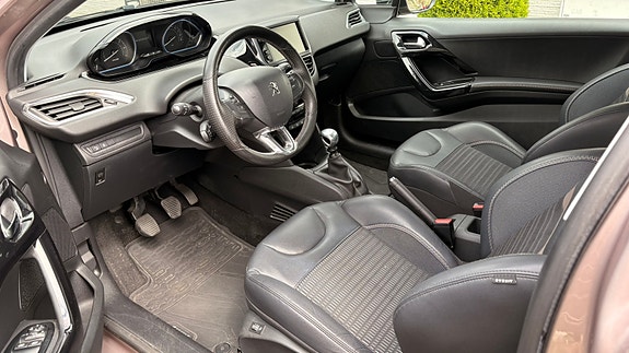 Peugeot 208 3 of 5
